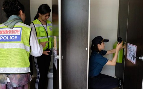 Cô gái Hàn Quốc lĩnh án tù vì chụp lén nam người mẫu khỏa thân