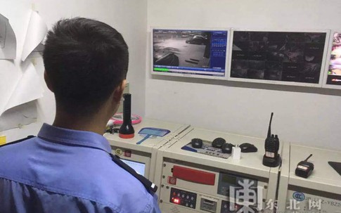 Bạn gái khỏa thân chạy ra đường giữa đêm, chàng trai và cảnh sát tá hỏa đi tìm