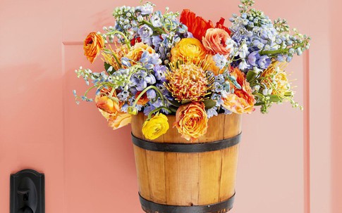 Làm hoa treo dễ thương trước cửa nhà bằng nguyên liệu rẻ tiền