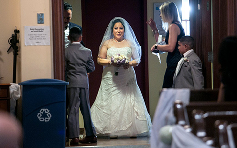 Cô dâu Mỹ cụt tứ chi tự bước vào lễ đường làm đám cưới