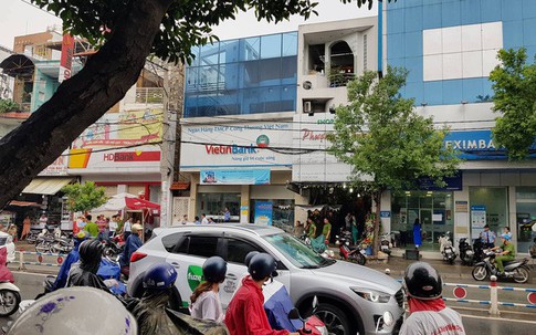 Thanh niên cướp ngân hàng ở Sài Gòn: Cầm 700.000 đồng rồi ngồi xuống đếm tiền