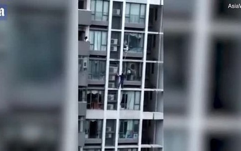 Ông bố tay không trèo ra ngoài cửa sổ tầng 7 cứu con