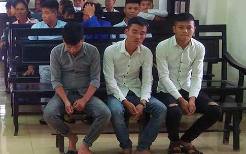Nhóm thanh niên đi tù vì tranh nhau trả tiền nhậu