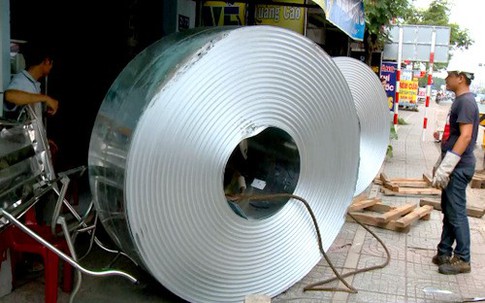 Bốn cuộn tôn gần 45 tấn lăn vào quán cơm ở Bà Rịa - Vũng Tàu