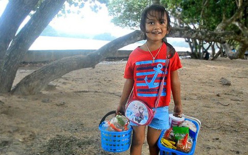 Bé gái 5 tuổi nói 4 thứ tiếng bán đồ ăn cho khách nước ngoài trên bãi biển