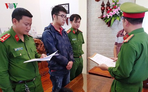 'Hiệu trưởng' tự phong 25 tuổi bị bắt, hàng trăm học viên và giáo viên hoang mang với chứng chỉ giả