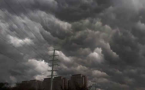 Hà Nội: Mây đen đang phủ kín bầu trời như trong phim viễn tưởng