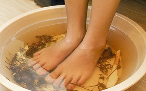 Người nào không nên ngâm chân thảo dược, nước nóng?