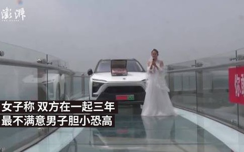 Bạn gái mang vali tiền cầu hôn trên cầu kính, chàng trai bỏ chạy vì sợ độ cao