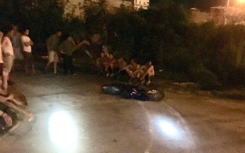 Tài xế ô tô bán tải gây tai nạn, kéo lê xe máy của nạn nhân 3km rồi bỏ trốn