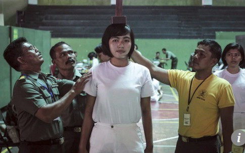 Cô gái Indonesia kể lại chuyện khám trinh tiết hai lần khi nhập ngũ