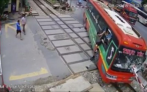 Trần tình của tài xế xe khách tông gãy rào chắn khi tàu hỏa lao tới