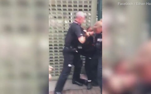 Cảnh sát sôi máu thẳng tay tát bé gái 14 tuổi giữa đám đông