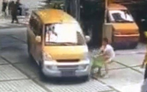 Mẹ Trung Quốc đẩy con trai ra trước đầu xe tải để ăn vạ