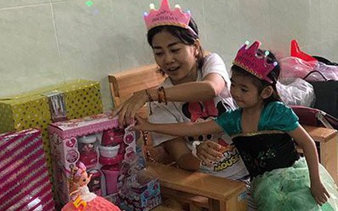 Xúc động con gái Mai Phương đón sinh nhật bên mẹ tại bệnh viện