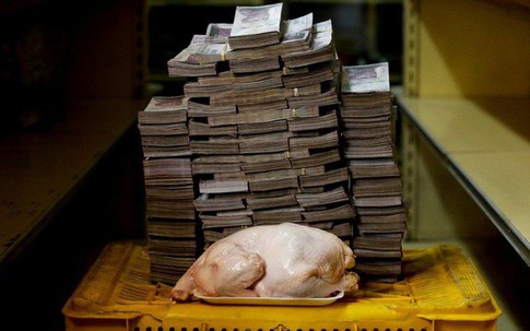Siêu lạm phát khiến 1 con gà tại Venezuela giá 14 triệu bolivar