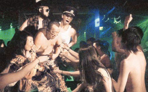 Vợ của 'trùm giải trí' Hong Kong: Bị chồng bỏ rơi, U60 yêu đương với con trai đỡ đầu gây bức xúc