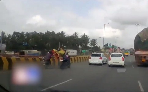 Bé gái một mình 'phóng' môtô sau khi bố mẹ gặp nạn bay xuống đường