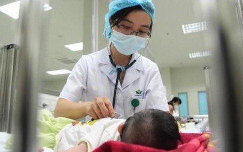 Bé gái hoại tử da vì mẹ dán cao trị mụn, BS cảnh báo: Cao dán không phải thần dược