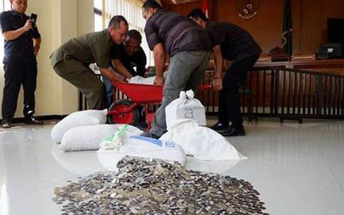 Người chồng Indonesia mang 890 kg tiền xu trả nợ cho vợ cũ