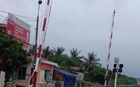 Tài xế xe khách đâm gãy rào chắn đường sắt khi tàu đang lao đến bị xử phạt thế nào?