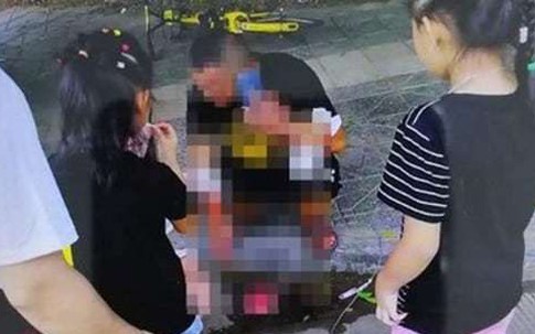 Người đàn ông Trung Quốc tự cắt tay để không phải mua ôtô cho bạn gái