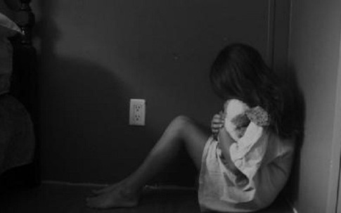 Băng đảng Maroc cưỡng hiếp và tra tấn thiếu nữ suốt 1 tháng