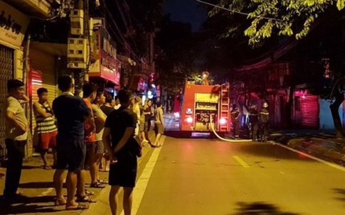 Hà Nội: Cháy nhà tập thể, cư dân hoảng loạn tháo chạy trong đêm