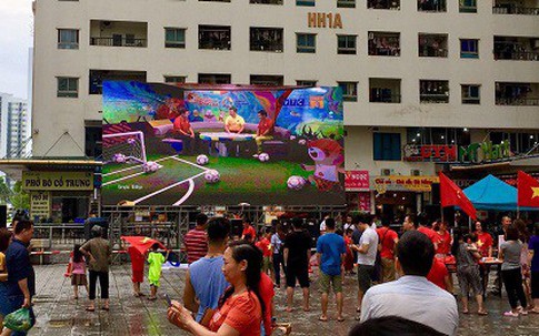 Hà Nội: Màn hình LED “khủng” xem U23 Việt Nam giữa khu chung cư vạn dân