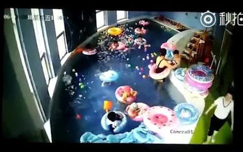 Bé 3 tuổi đuối nước 2 phút trong bể bơi trường mầm non