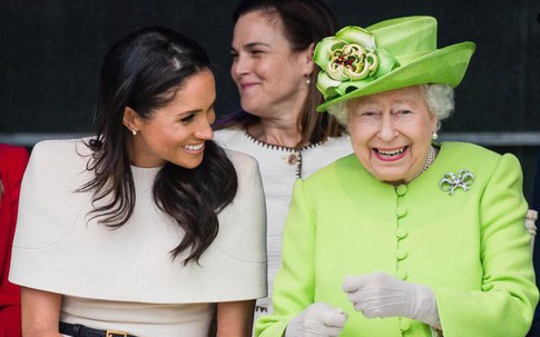 Nữ hoàng Anh chính thức bị "gọi tên", vướng vào mối quan hệ lùm xùm giữa Meghan với cha đẻ và đây là phản ứng của bà