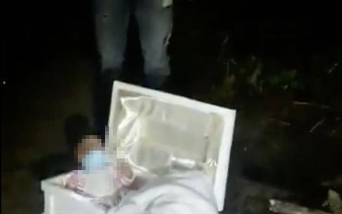 Mở quan tài của đứa con chết yểu sau đám tang, chàng trai phát hiện sự thật ngỡ ngàng