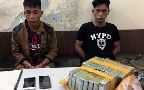 Bắt quả tang hai anh em vận chuyển trái phép 18 bánh heroin