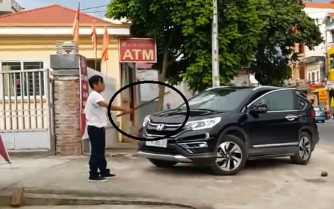 Lộ nguyên nhân bảo vệ ngân hàng đập phá xe ô tô trước trụ sở