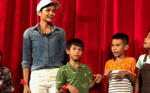 Hoa hậu H'Hen Niê mặc giản dị, tặng quà cho các em nhỏ nhiễm HIV/AIDS