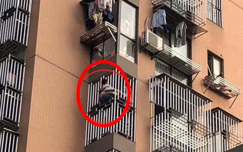 Không có người lớn trông coi, bé gái 8 tuổi mất mạng vì bắt chước theo phim hoạt hình đu dây qua cửa sổ