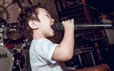 Con trai Tuấn Hưng lạ lẫm với mái tóc xoăn tít gây choáng váng khi cầm mic hát chuyên nghiệp như ca sĩ