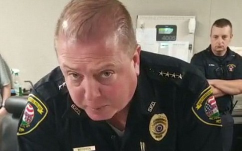 Sĩ quan sắp nghỉ hưu nhận được "món quà" bất ngờ từ con trai vắng nhà lâu ngày và các đồng nghiệp thân thiết