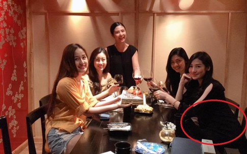 Hoa hậu Ngọc Hân khoe ảnh sinh nhật Mai Phương Thúy nhưng bụng Tú Anh mới là tâm điểm của bức hình