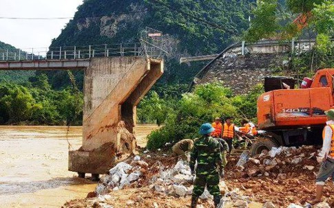 Nghệ An: Nước lũ dâng trên sông Cả, cầu treo Chôm Lôm bị đứt gãy