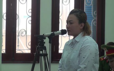 Mẹ kế bật khóc khi bị phạt 5 năm tù vì hành hạ con 10 tuổi của chồng