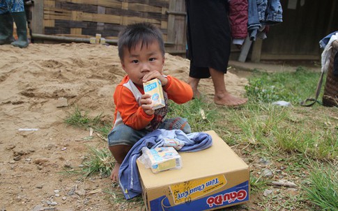 Thanh Hóa: Những chuyến hàng cứu trợ đang đến với bà con vùng lũ Mường Lát