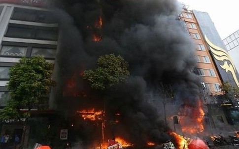 Nước mắt nữ chủ quán karaoke trong vụ cháy ở Hà Nội khiến 13 người chết
