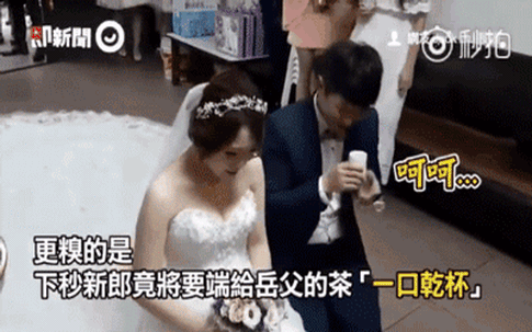 Quan khách cười bò khi chú rể 'đãng trí' đang quỳ gối dâng trà cho bố mẹ vợ thì hồn nhiên ngửa cổ uống cạn