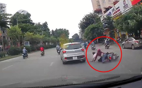 Hà Nội: Ô tô tự dưng tông ngã 2 người đi xe máy rồi phóng mất dạng giữa phố đông