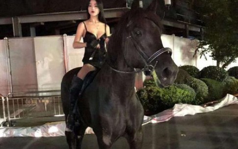 Cô gái mặc nội y cưỡi ngựa gây náo loạn đường phố Thượng Hải