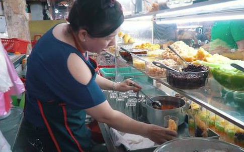 Sạp chè 5 m2 bán gần 1.000 ly mỗi ngày ở chợ Bến Thành