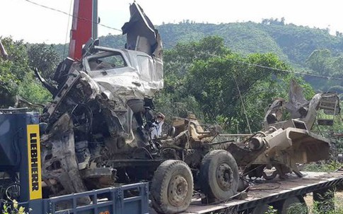 Tài xế xe bồn hai lần đánh lái tránh xe khác  trước khi đâm xe khách