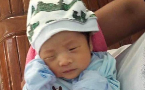 Phát hiện bé trai 1 tháng tuổi bị bỏ rơi trước cổng nhà dân