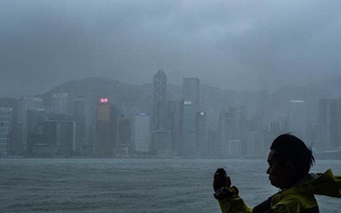 Người dân Hong Kong liều lĩnh chụp ảnh selfie trong bão Mangkhut